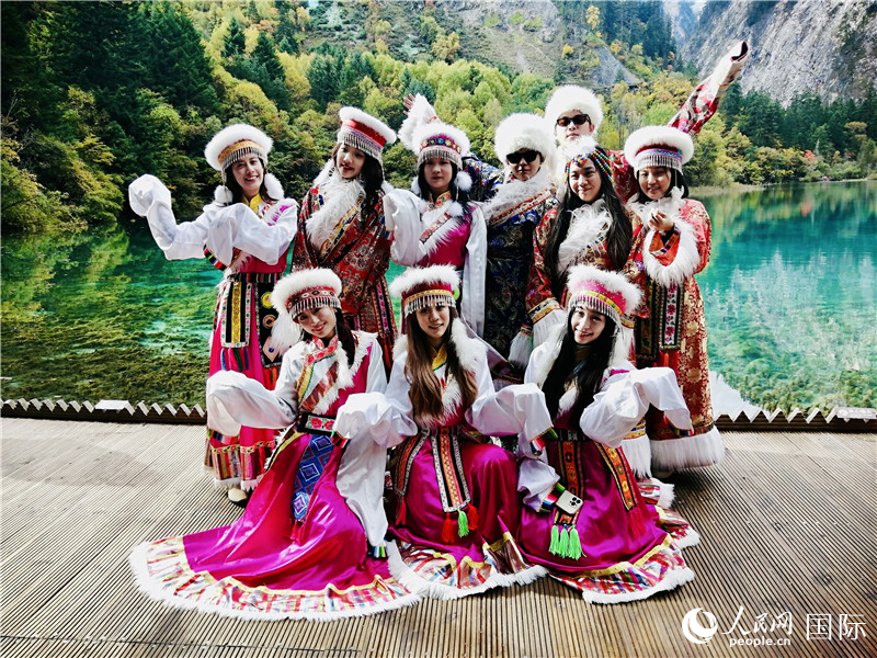 图为台湾青年在九寨沟合影。人民网记者 汪灵犀摄